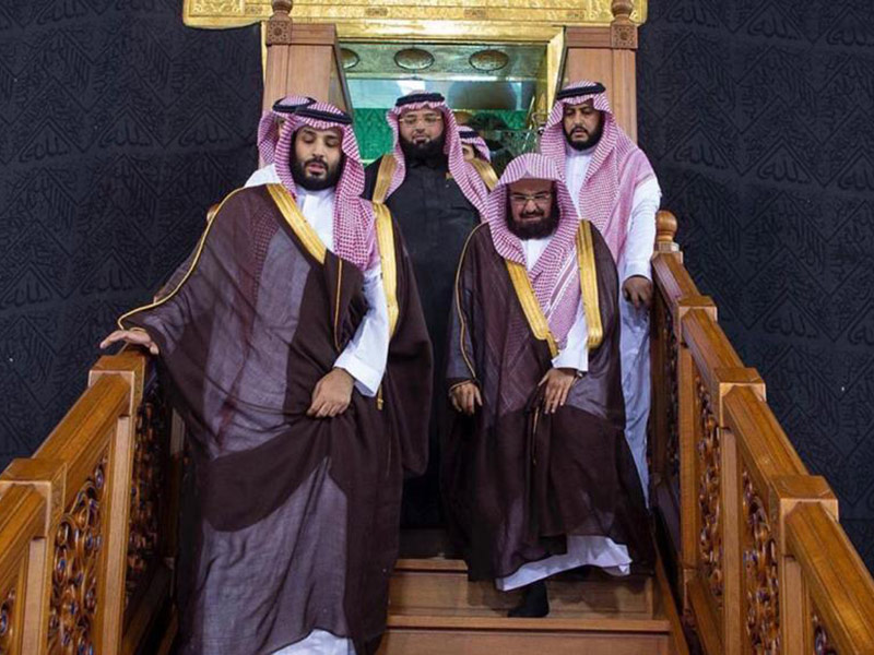اضغط لمشاهدة الفيديو: ولي العهد السعودي يزور الحرم المكي فجرًا ويشارك في غسل الكعبة